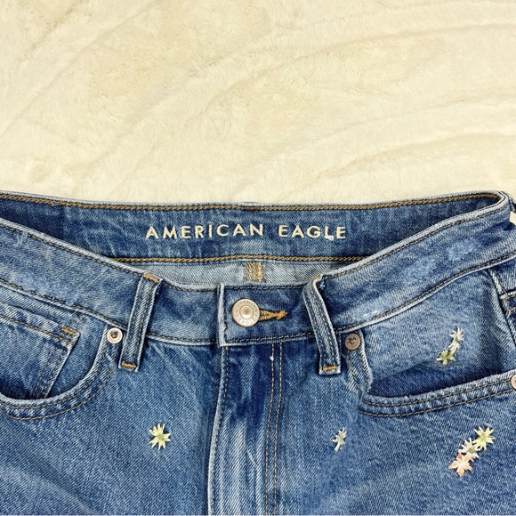American Eagle Embroidered Flowers Denim Mom Shorts 2 EUC - Picture 4 of 11